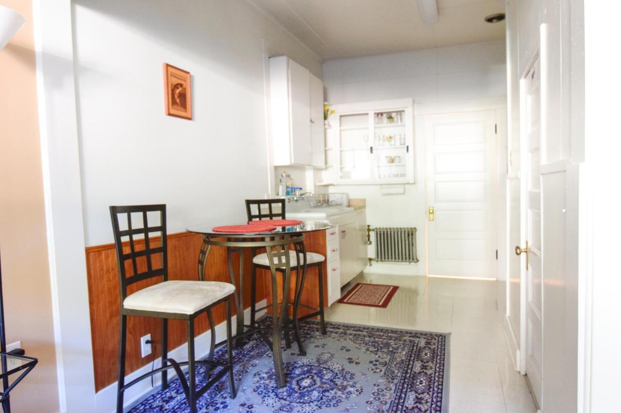 Brown & Hawkins Historical Apartments Сюърд Екстериор снимка
